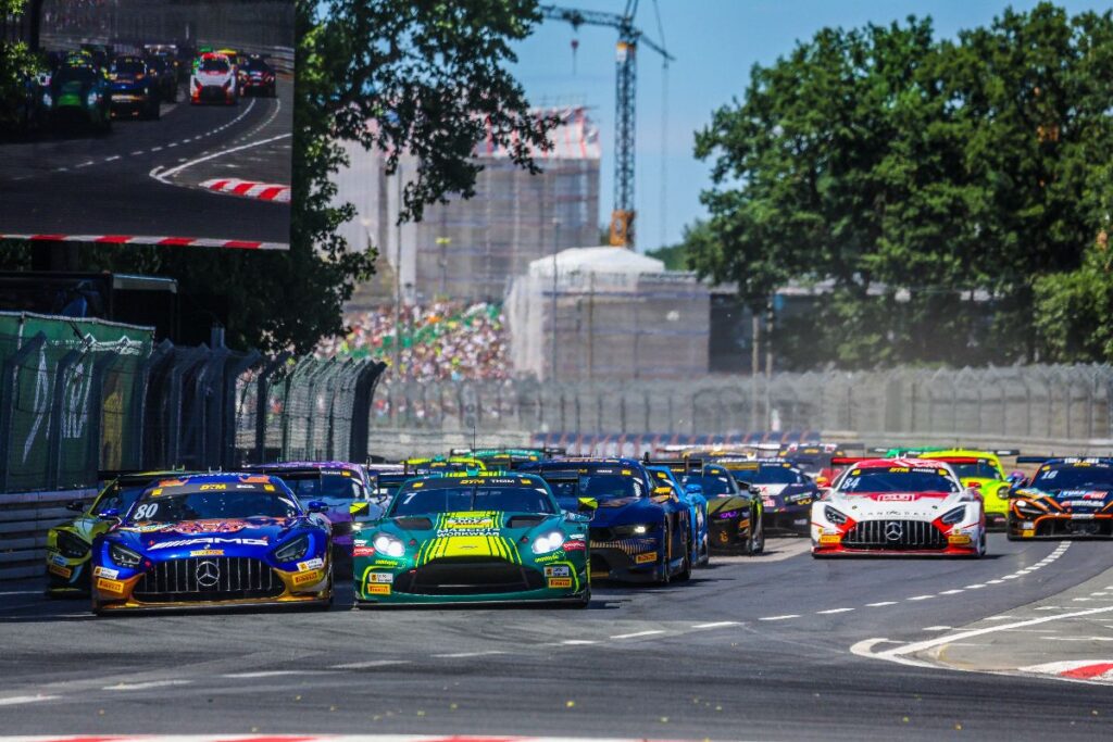 Aston Martin Vantage AMR GT3 Evo Nicki Thiim попереду групи DTM на Norisring