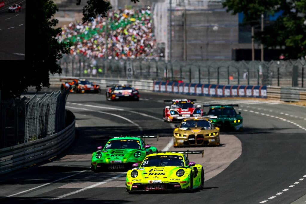 Пелотон DTM проходить поворот міської траси Norisring