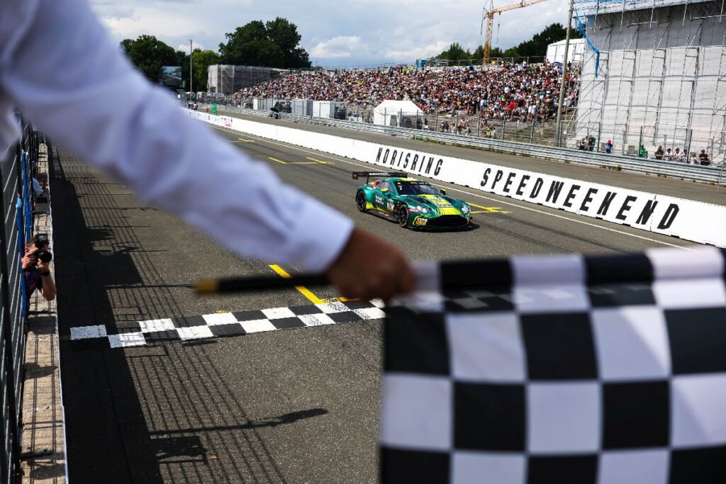 Картатий прапор на фініші гонки DTM на Norisring