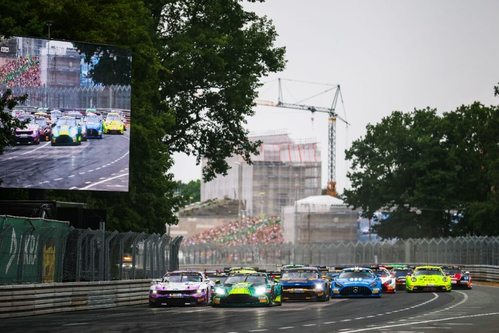 Група автомобілів DTM перед поворотом на Norisring