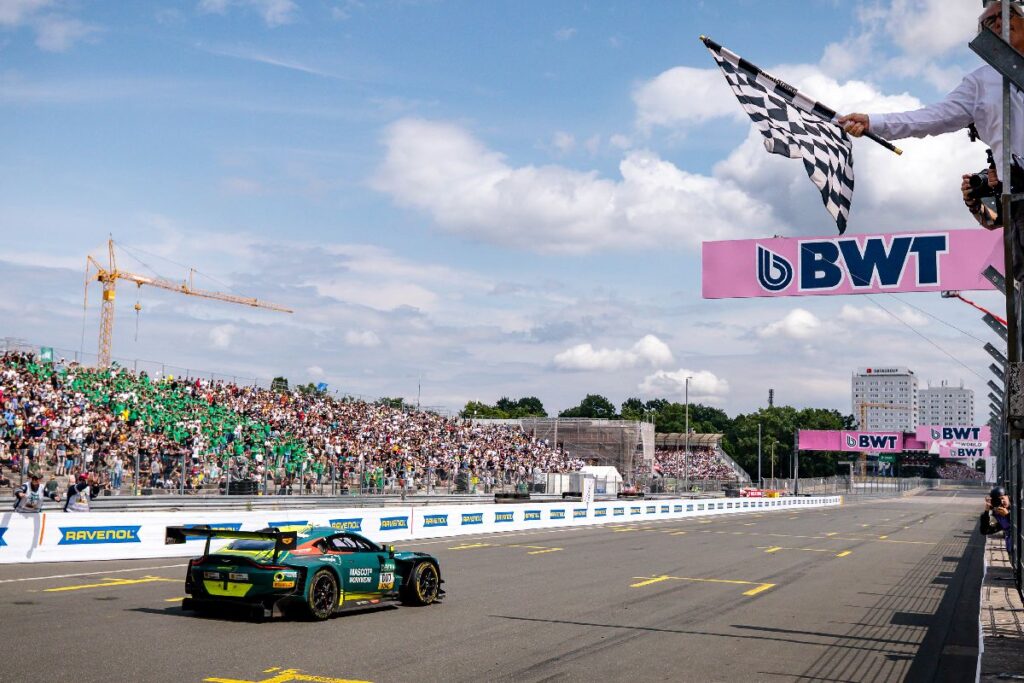 Aston Martin Vantage AMR GT3 Evo під картатим прапором на Norisring