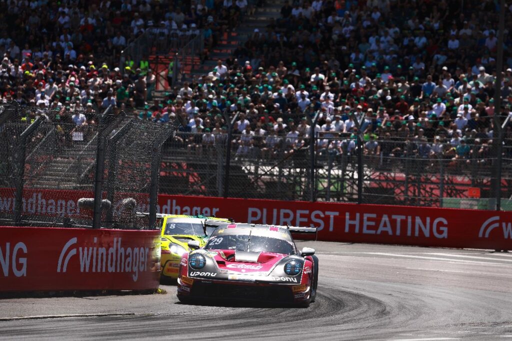 Aston Martin Vantage AMR GT3 Evo переслідує Porsche 911 GT3 R у DTM