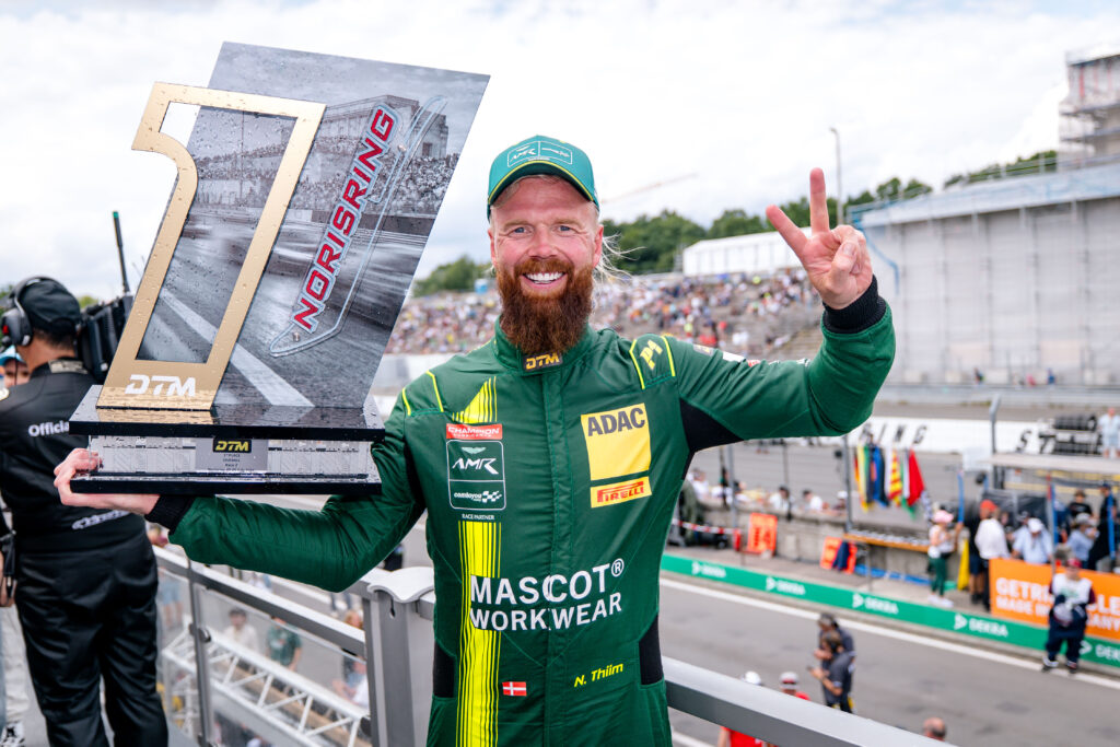 Nicki Thiim з переможним трофеєм після гонки DTM на Norisring