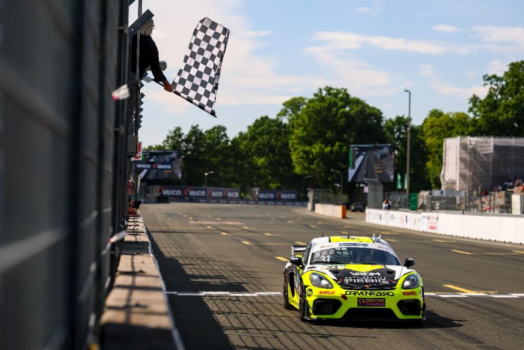Автомобіль ADAC GT4 Germany приймає фініш на Norisring